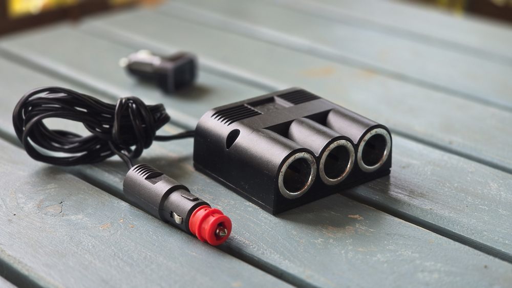 PRO CAR – solidny rozdzielacz 3 gniazda 12/24 V, kabel 2 m + ładowarka USB GRATIS