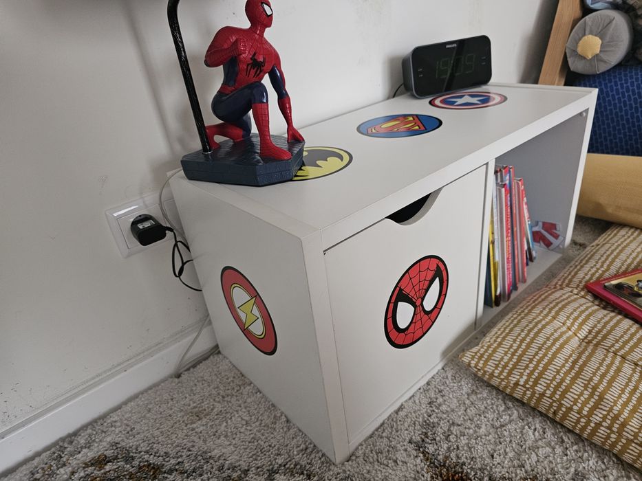 Mesa cabeceira estante Marvel