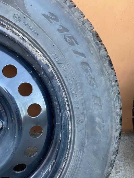 Зимові шини Pirelli Scorpion з дисками 215/65 R17.