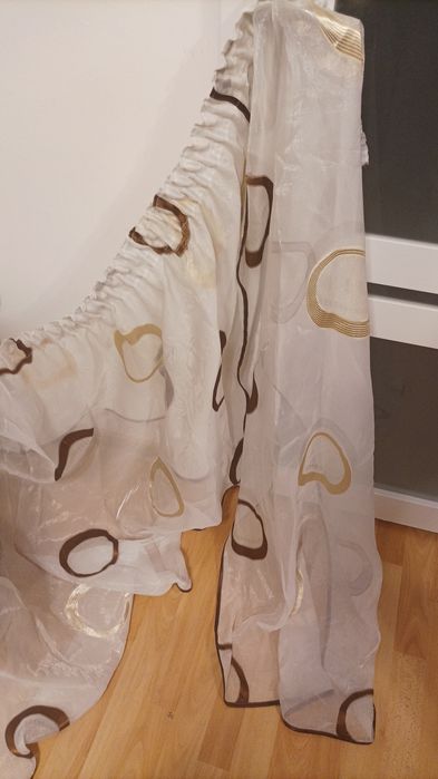 Efektowna firanka kuchenna na taśmie