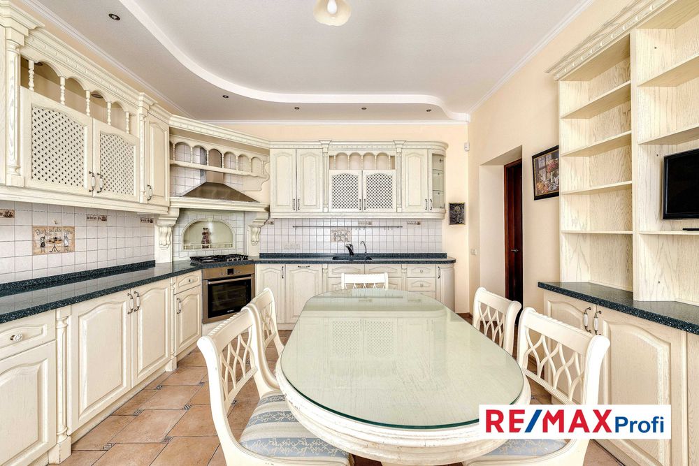 Будинок 450 м2, ремонт, цоколь , басейн, 12 соток  в с. Глеваха (село)