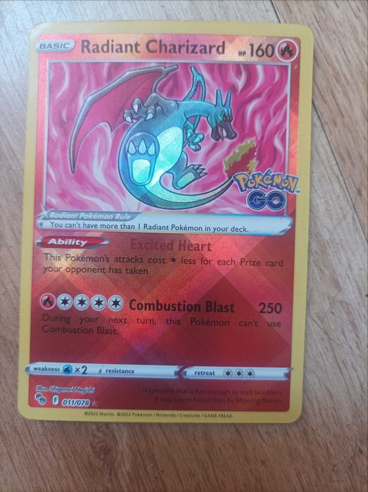 Carta de Pokémon: Charizard Radiante Shiny do Pokémon Go