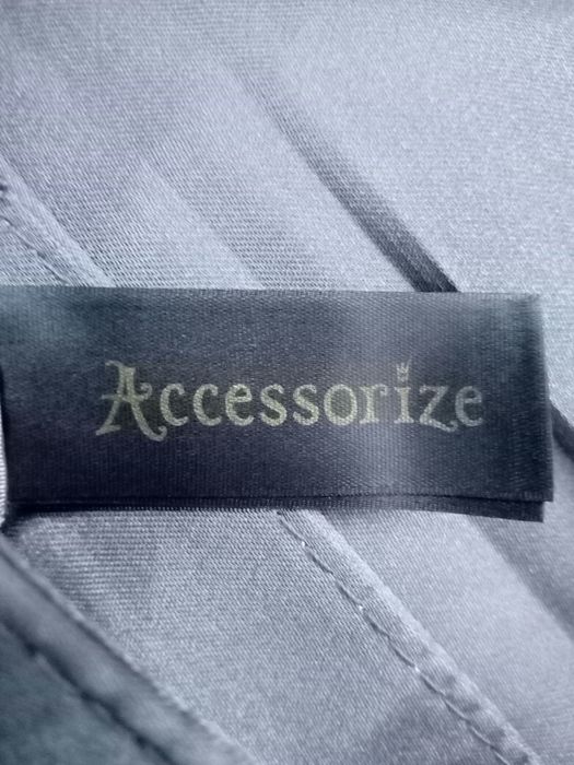 Satynowa kopertówka Accessorize