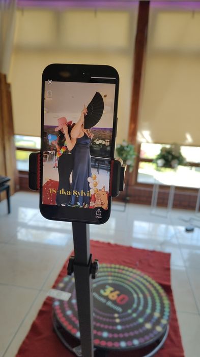 Fotodbudka 360 biały miś czerwony dywan