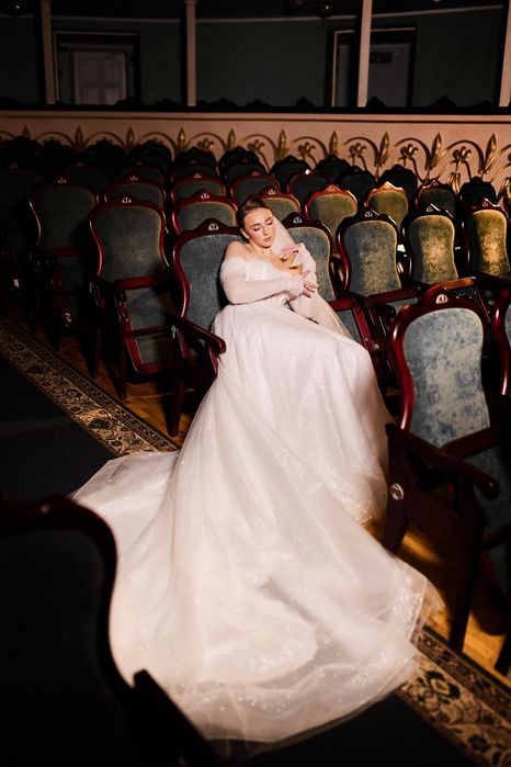 Весільна корсетна сукня зі знімними рукавчиками та шлейфом