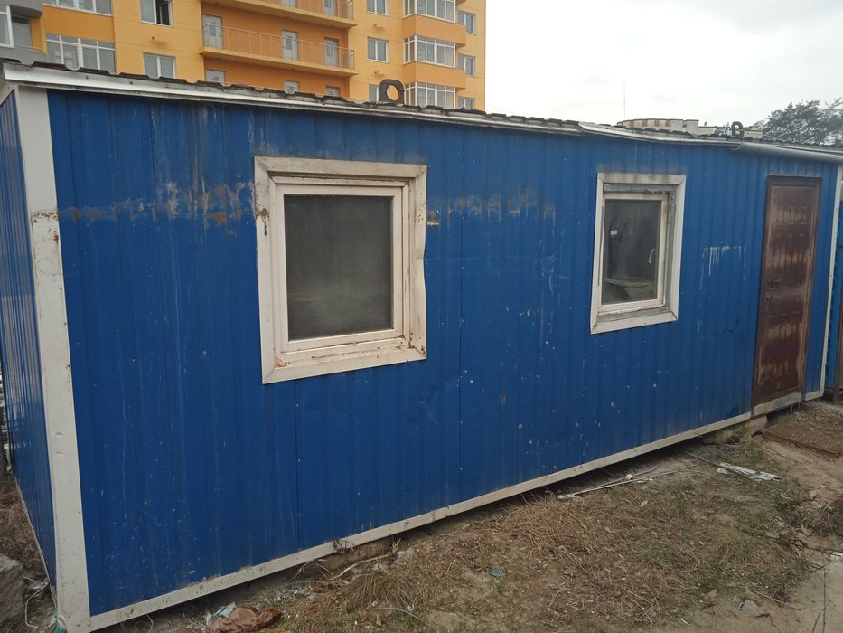 Металический домик + 2 металические двухярусные кровати .