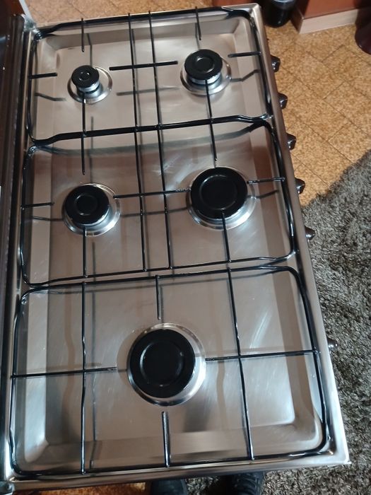 Vendo fogão porta botija, com 5 bocas e forno a gás.  Como novo.