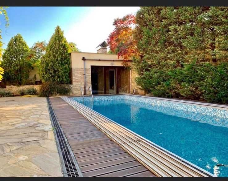 видео! Совиньон, добротный дом с бассейном на 10 сотках