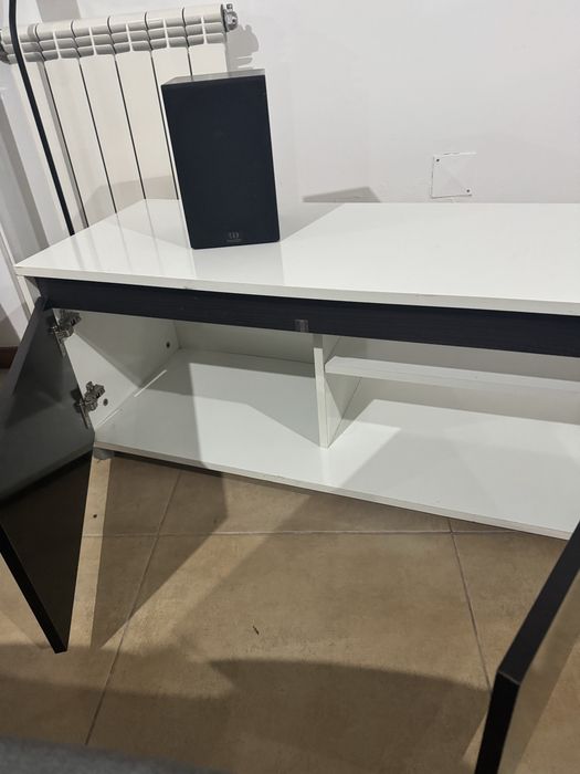 Móvel de TV Preto e Branco + Móveis de Apoio