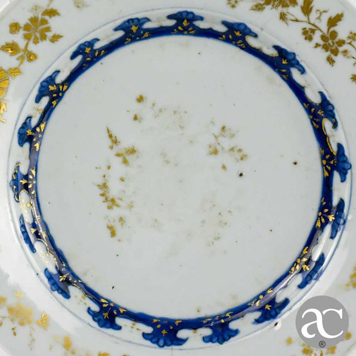 Prato em porcelana China período Qianlong, séc. XVIII, Azul e Dourados