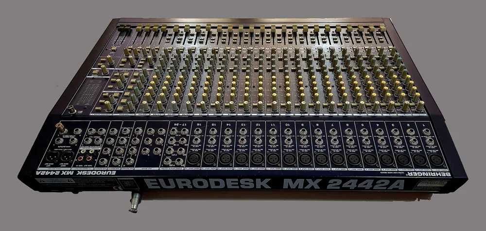 MESA DE MISTURA 24 CANAIS - Behringer Eurodesk MX2442A
