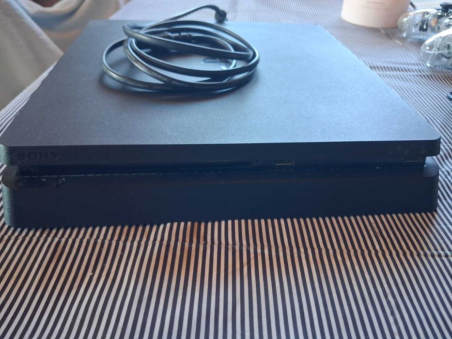 PS4 Slim 1 TB + jogos + comandos