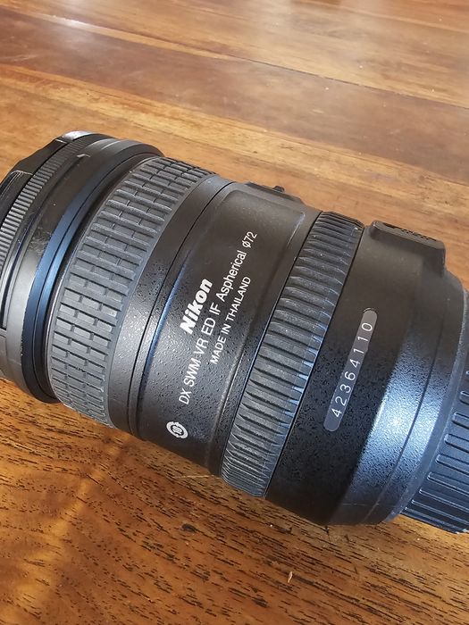 Esta é uma objetiva Nikon AF-S DX NIKKOR 18-200mm f/3.5-5.6G ED VR