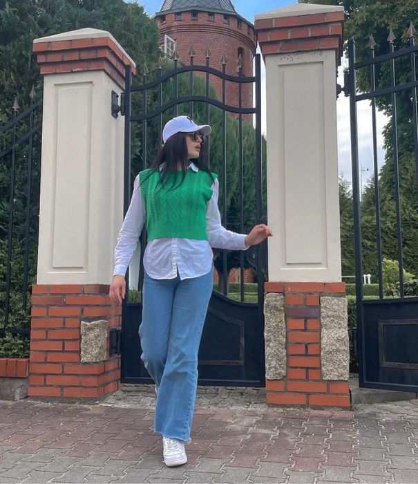 Яскраво зелена вʼязана жилетка