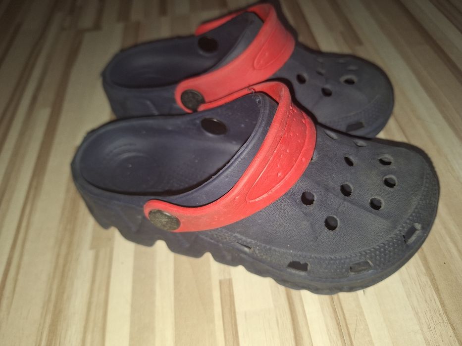 Klapki crocs, chlopiece