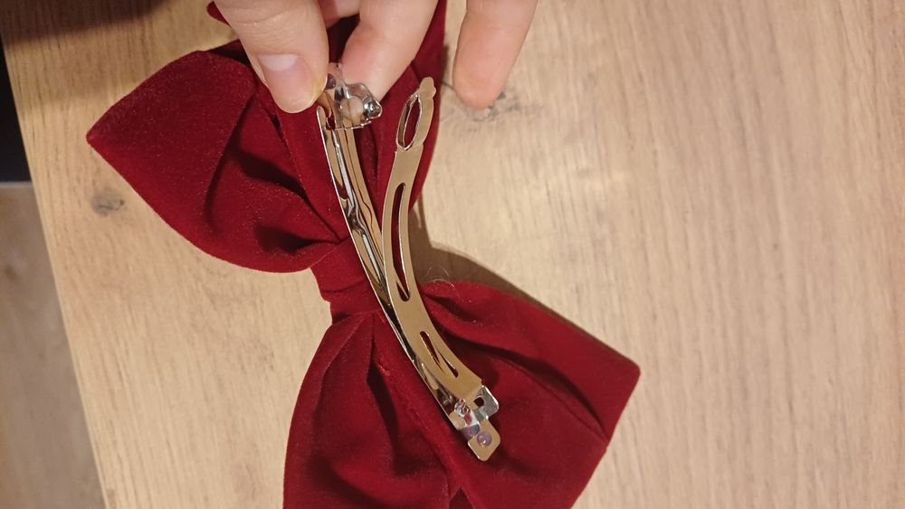 Piękna atłasowa świąteczna kokarda bordowa do wlosow