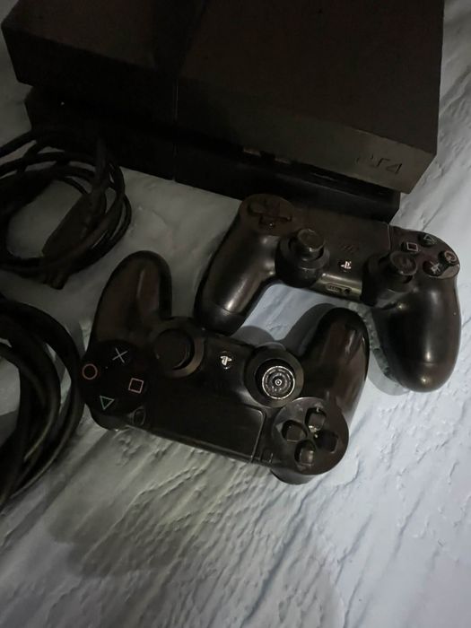 Vendo ps4 com dois comandos