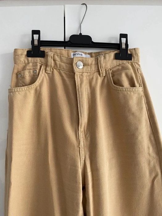 beżowe jeansy z prostymi nogawkami bershka