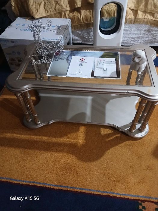 Mesa de centro em madeira,pintada de dourado com vidro