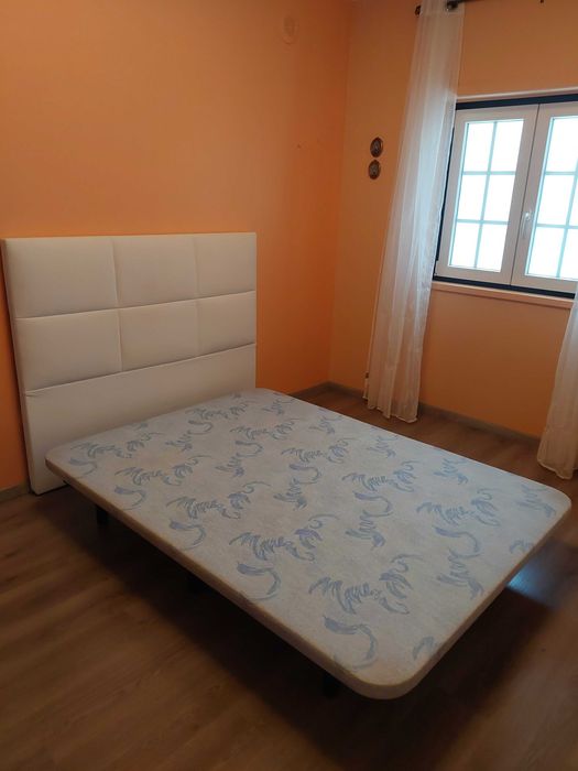 Cama / estrado estofado (140 × 190 cm)