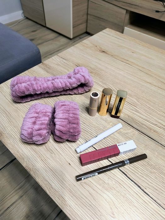 Zestaw używanych kosmetyków kolorowych plus opaska na włosy i na nadgarstki