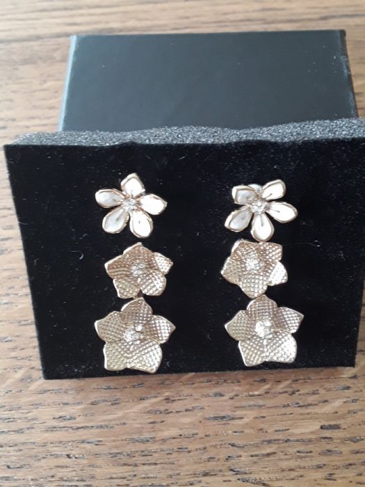 Conjunto de brincos dourado