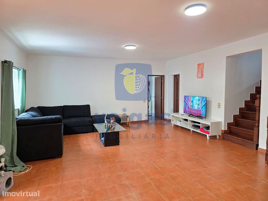 Moradia T5 com 343 m² de área bruta, sala de 40 m², mezzanine e terraç