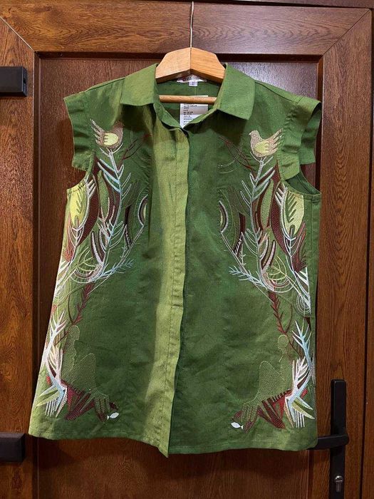 Красива вишита блузка