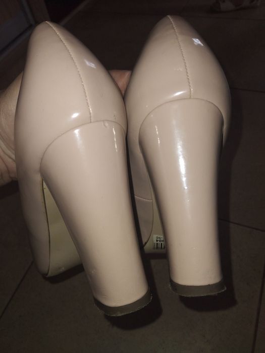 Бежеві жіночі туфлі.