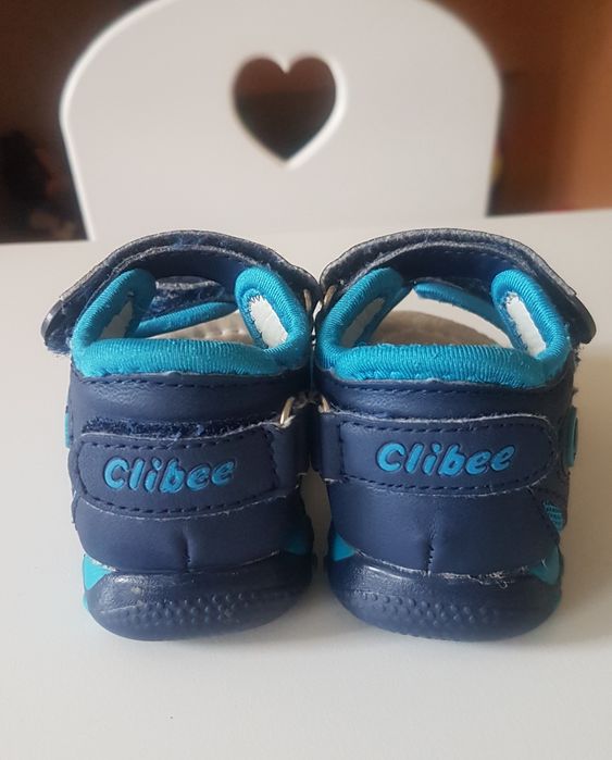 Продам детские босоножни р.19