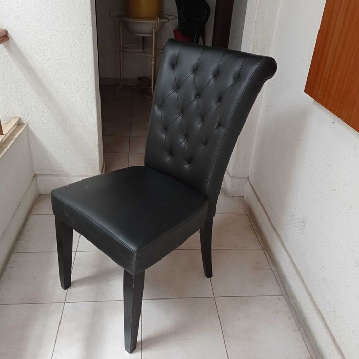 Cadeira preta em pele como nova
