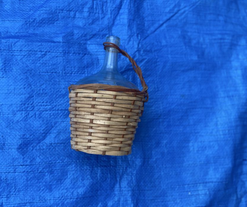 Garrafão com pega em vime