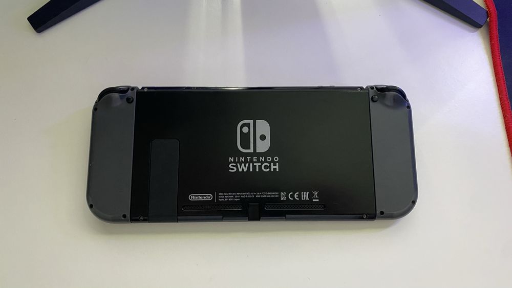 Nintendo Switch v2 cinzenta + 2 comandos extras, volantes e estojo
