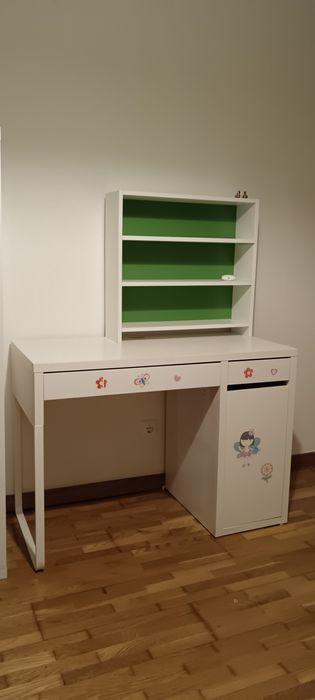 Secretaria branca com prateleiras IKEA