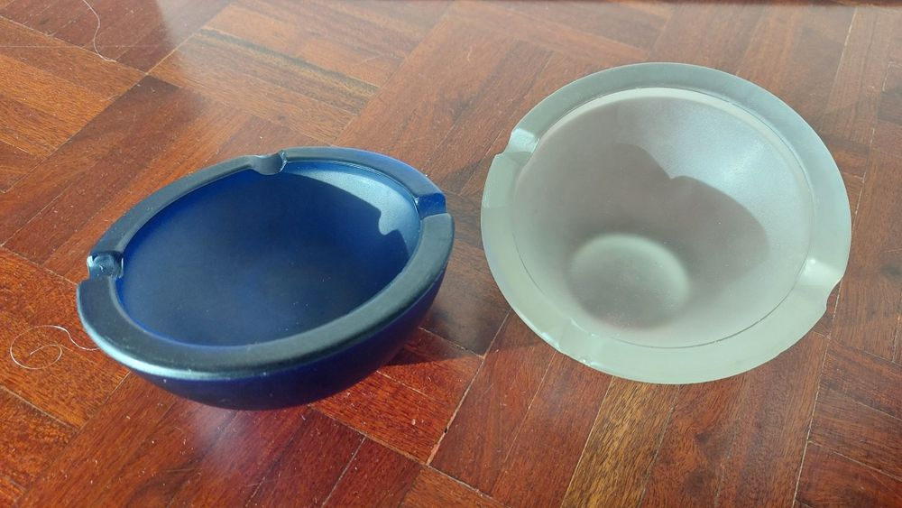 2 cinzeiros desenhados pelo Siza Vieira 45€ cada
