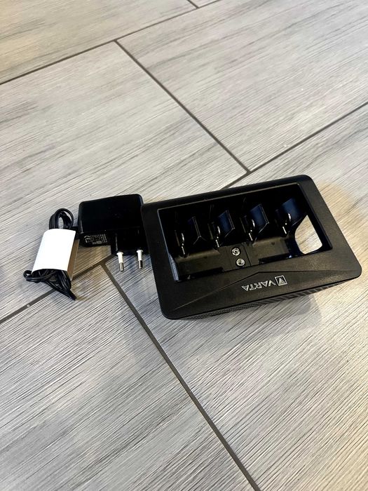 Ładowarka akumulatorków Ni-MH VARTA LCD UNIVERSAL CHARGER PLUS