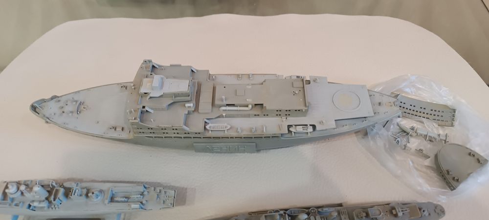 Сборные модели корабли и самолёты.