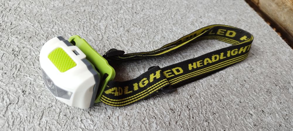 Latarka czołowa mała mocna na baterie