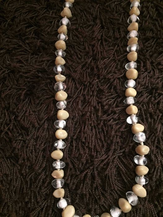colar pedras brancas e bejes