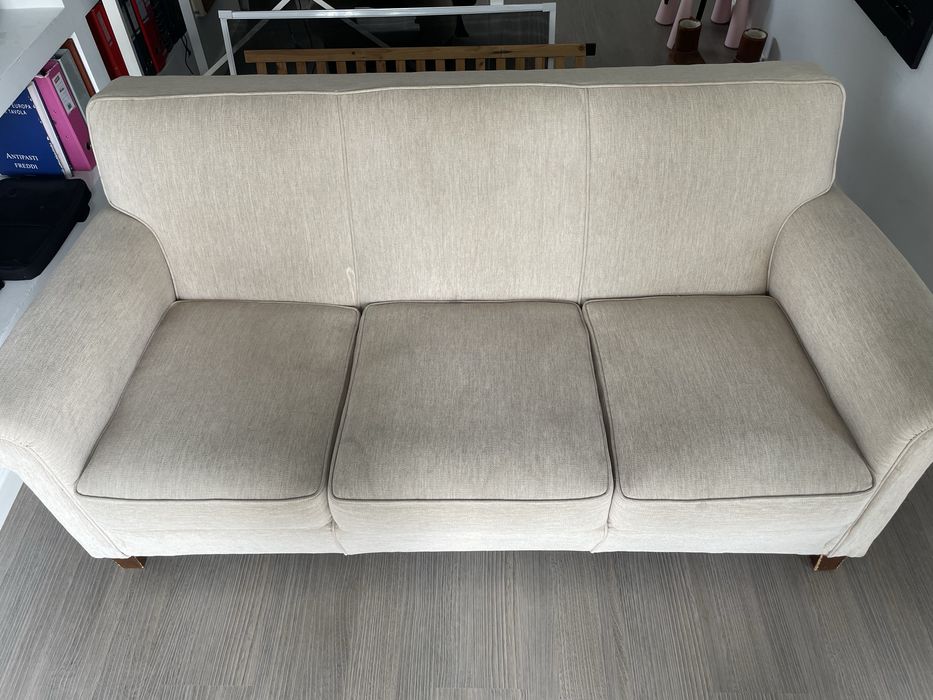 Sofá cor beje clara