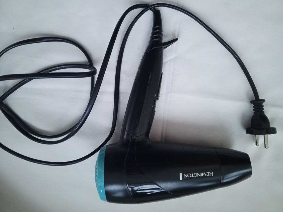 Компактний дорожній фен моделі Remington D1500