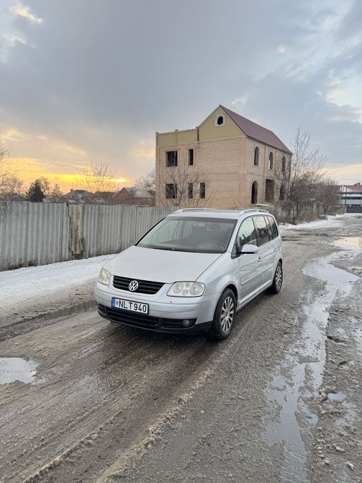 Volkswagen Touran 2,0tdi 7місць мкпп 6 в гарному  стані мінівен дизель