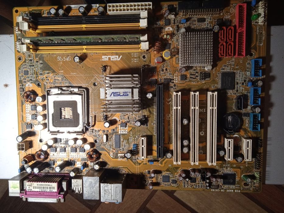 Продам дві материнських плати на запчастини або відновлення.