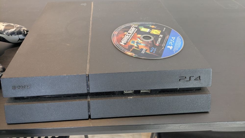 PlayStation 4 com dois comandos