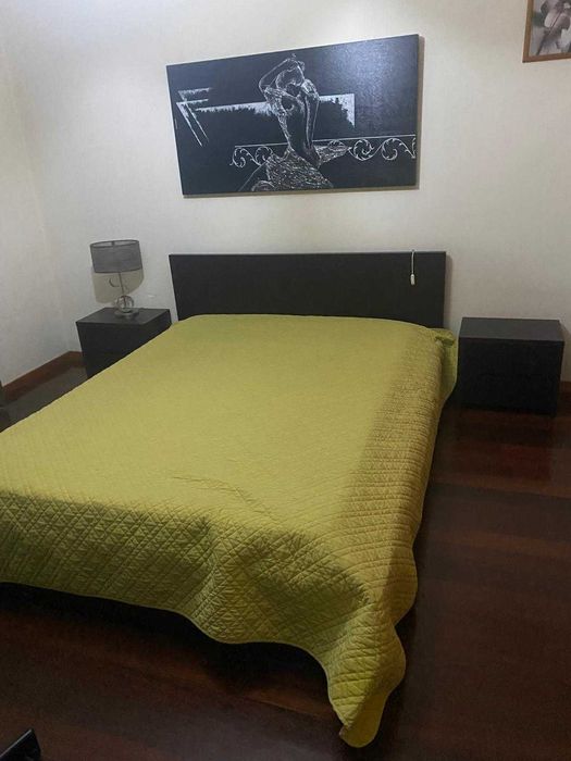 Quarto completo com cama, camiseiro, secretaria, cadeira e cortinados