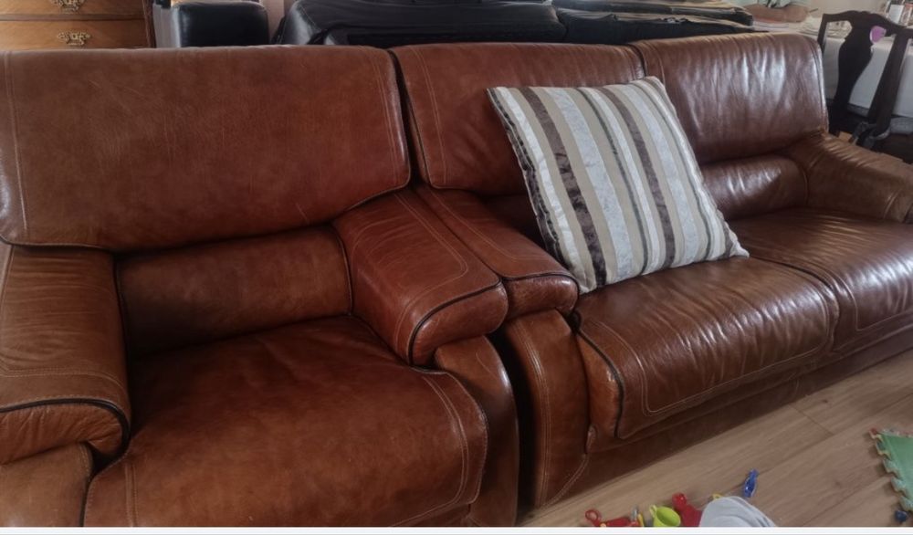 Sofas em pele de bufalo, com pouquissimo uso. Dois lugares mais um.