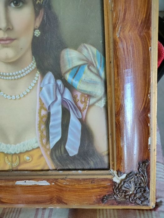Moldura em madeira e metal.
