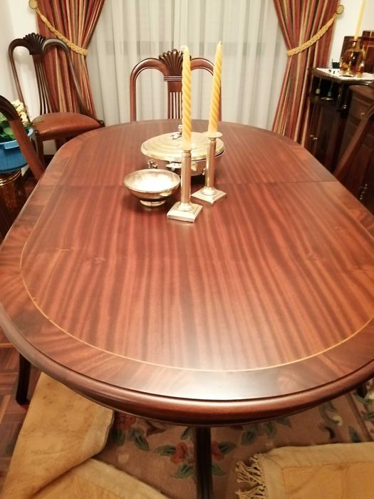 Mesa de sala de jantar oval