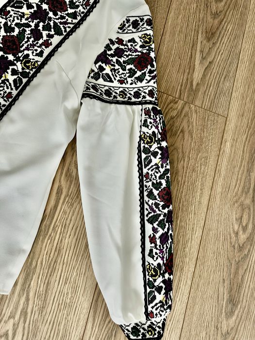 Стильна жіноча вишиванка