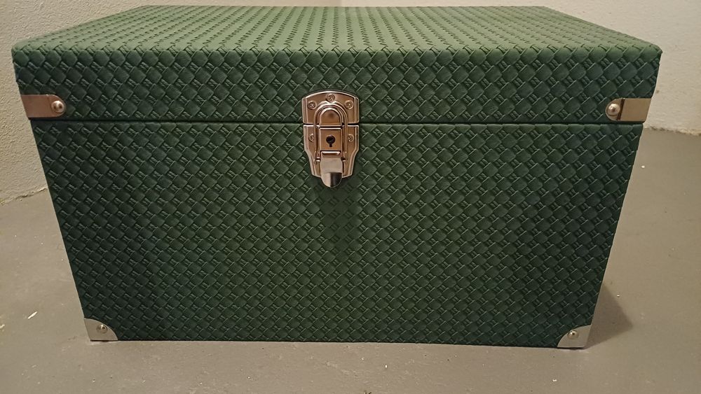 Baú de madeira de cor verde